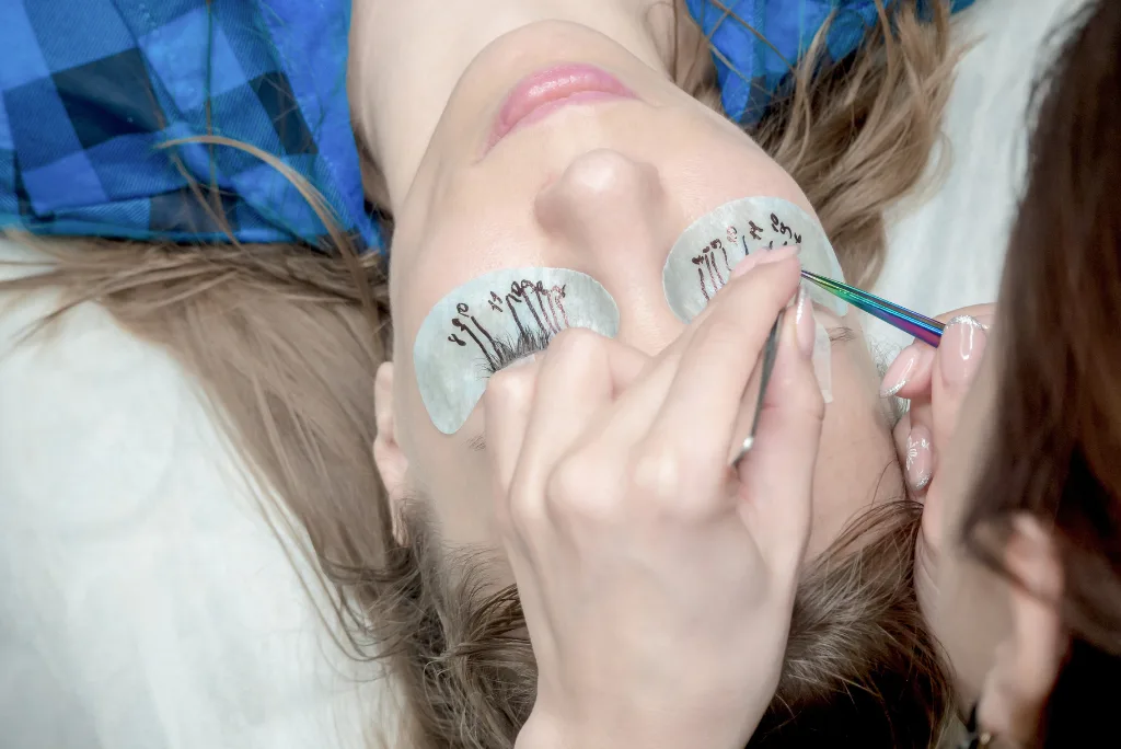 eyelash extention treatment working in process